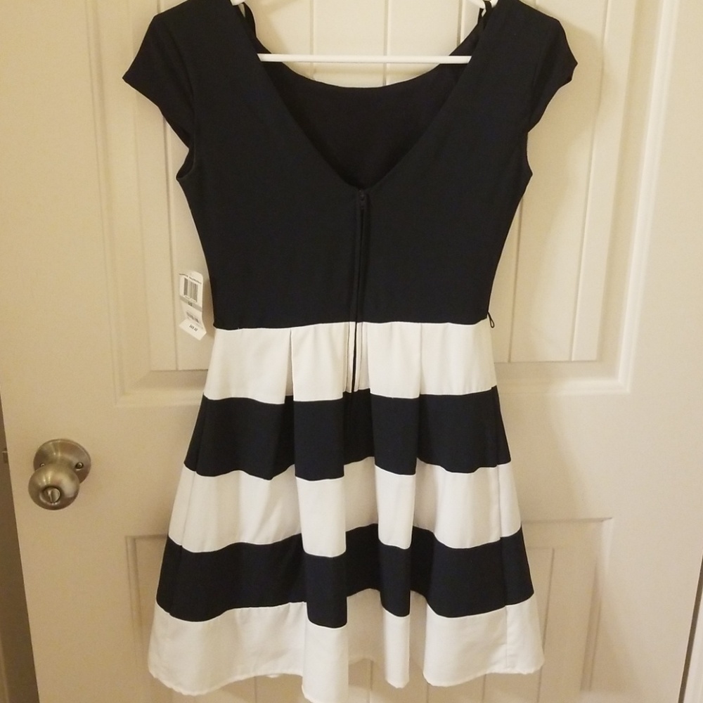 Dress - Picture 3 of 4